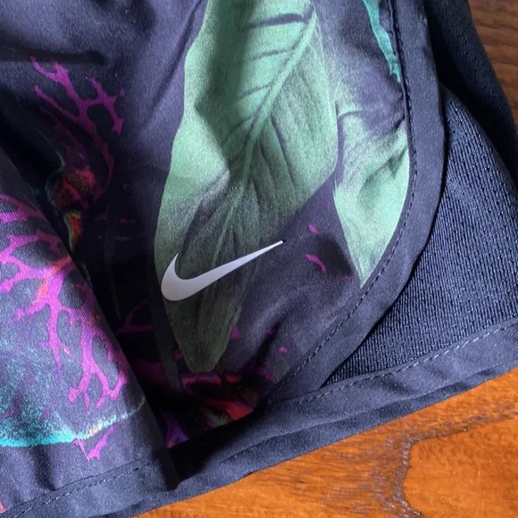 🎉HP👉Nike tropical flowered running shorts size XS - Picture 2 of 7